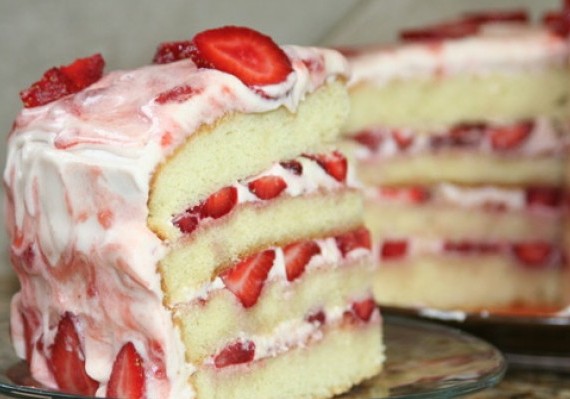Vanilla-Cake-with-Strawberry-Cream-Frosting